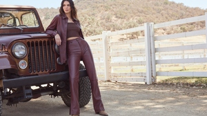 Kendall Jenner Women Model Brunette Long Hair Women Outdoors Jeep Women With Cars 3000x2000 Wallpaper