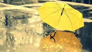 Umbrella Yellow Rain Wet Bokeh Street Reflection 2880x1800 wallpaper