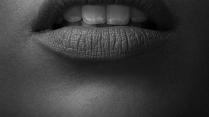 Przemys Aw Zio Ek Nikita Vincent Lewis Closeup Teeth Lips Open Mouth Mouth Monochrome Women 2401x3601 Wallpaper