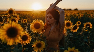 Hand Lisa Chelnokova Mood Sunflower 2000x1333 Wallpaper