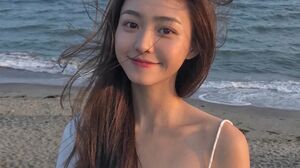 Chinese Model Beach Sea Duebass 1080x2340 Wallpaper