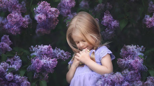 Little Girl Cuddle Lilac Purple Flower 1920x1200 Wallpaper