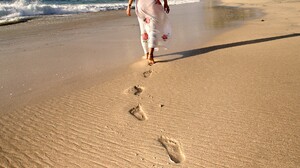 Footprints Beach Sand Shoreline Skirt 1920x1080 Wallpaper