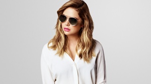Sunglasses Lipstick 4200x2625 Wallpaper
