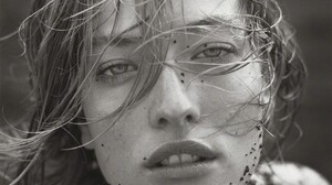Tatjana Patitz Model Women Monochrome Portrait Wet Hair Open Mouth Dirt Looking At Viewer Necklace H 1290x1500 Wallpaper