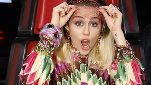 Girl Miley Cyrus Singer Woman 2000x1333 Wallpaper