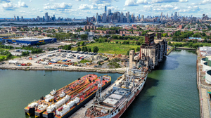 Trey Ratcliff Photography New York City Manhattan Ship Cityscape Skyscraper Oil Tanker Water Clouds  3840x2160 Wallpaper