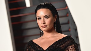American Black Hair Brown Eyes Demi Lovato Earrings Singer 3000x1688 Wallpaper