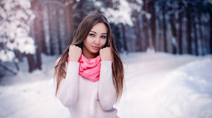 Natasha Sinkevich Model Brunette Sergei Tomashev Shawl White Sweater Winter Snow Arms Up Makeup 1280x800 Wallpaper