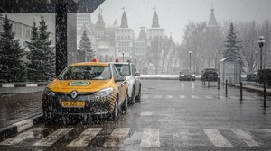 Car Snow Building Road Trees Russia City Numbers Vehicle Moscow Taxi Bus Stop Winter Nature 2560x1440 Wallpaper