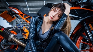Women Model Asian Women With Motorcycles Motorcycle Brunette Looking At Viewer Parted Lips Hand On H 3840x2560 Wallpaper