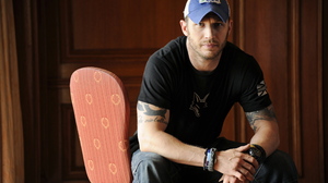 Tom Hardy Celebrity Tattoo Black T Shirt Indoors Sitting Looking At Viewer 2560x1440 Wallpaper