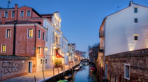 Trey Ratcliff Photography Italy Venice Cityscape Building House Water Canal Boat Lights Bridge Stree 3840x2160 Wallpaper